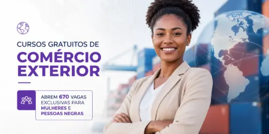 Mulher sorrindo com blazer e contêineres ao fundo, promoção cursos grátis 2026