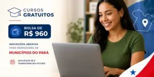 Mulher sorridente com laptop promovendo cursos gratuitos no Pará