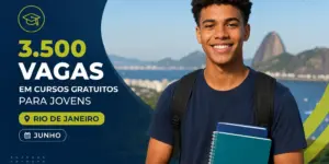 Jovem brasileiro alegre com cadernos em evento educativo ao ar livre