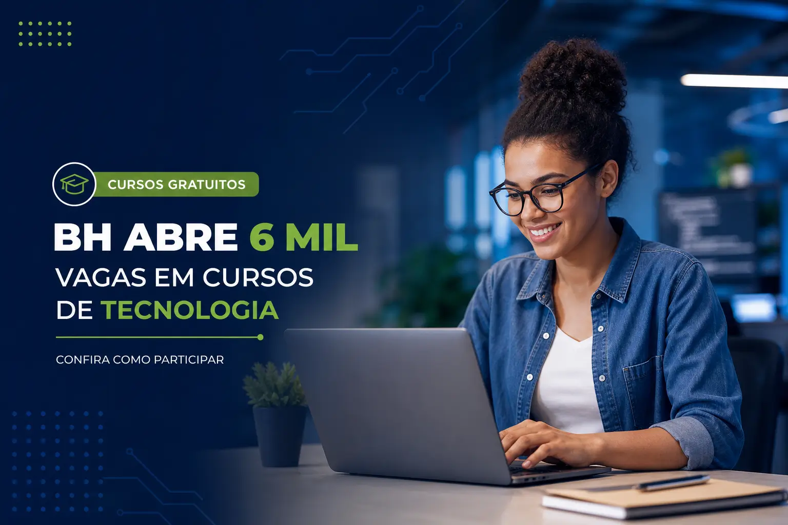 Jovem mulher em escritório moderno trabalha em laptop