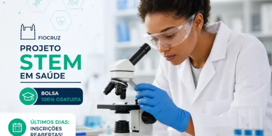 Cientista analisando microscópio em laboratório sobre educação financeira