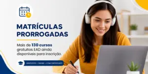 Mulher sorridente usando laptop com fones e texto 'MATRÍCULAS PRORROGADAS'