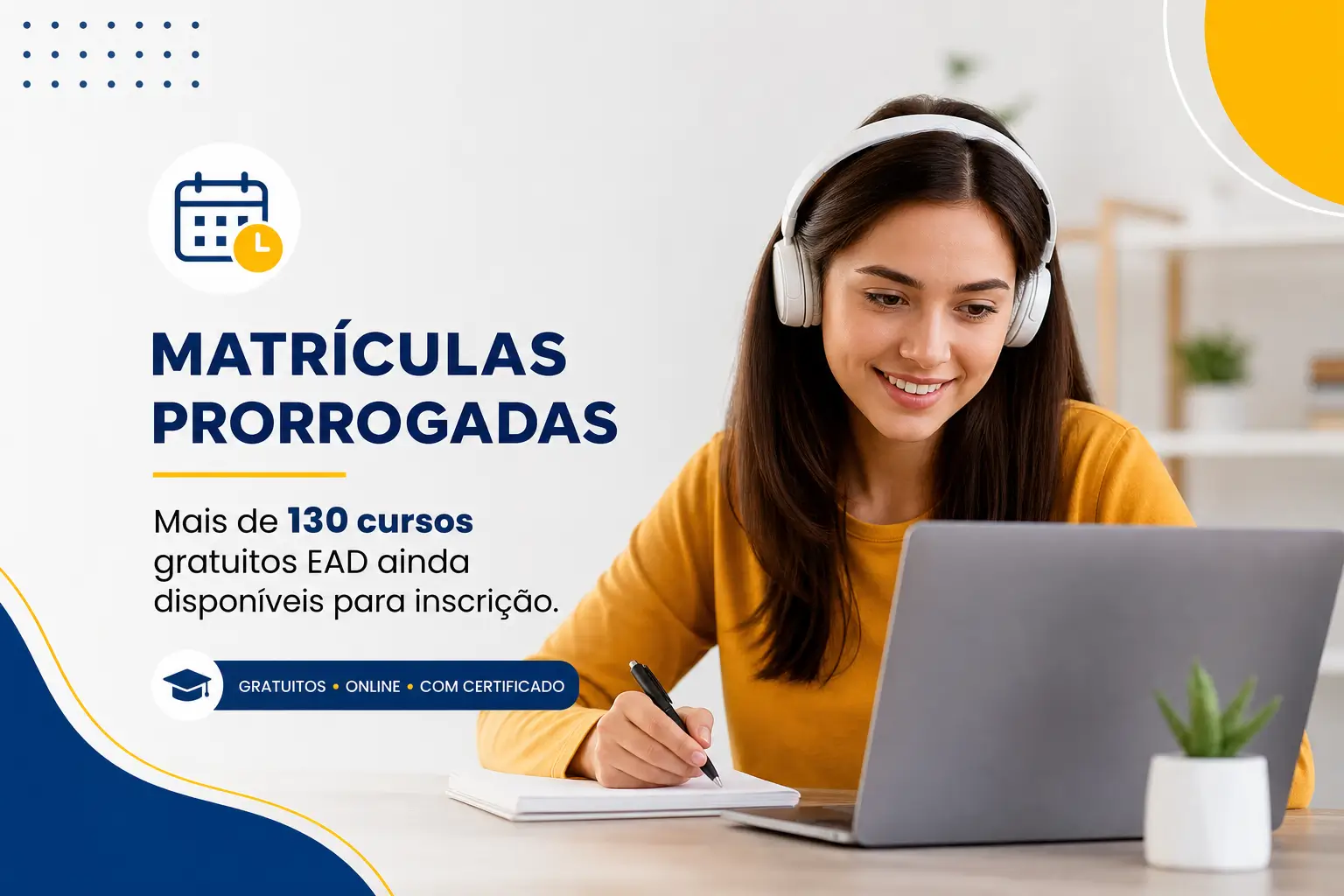 Mulher sorridente usando laptop com fones e texto 'MATRÍCULAS PRORROGADAS'