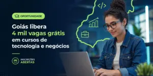 Mulher digitando em laptop com cursos grátis em Goiás