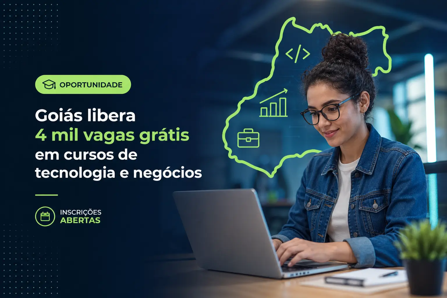 Mulher digitando em laptop com cursos grátis em Goiás