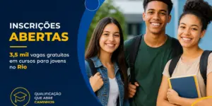 Jovens adultos sorrindo em ambiente escolar com livro, inscrições abertas
