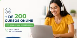 Jovem mulher usando laptop com cursos gratuitos, 2026