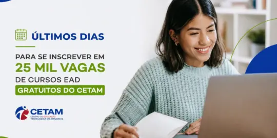 Mulher jovem estudando online para educação financeira 2026