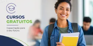 Mulher sorrindo com cadernos, cursos gratuitos capacitação