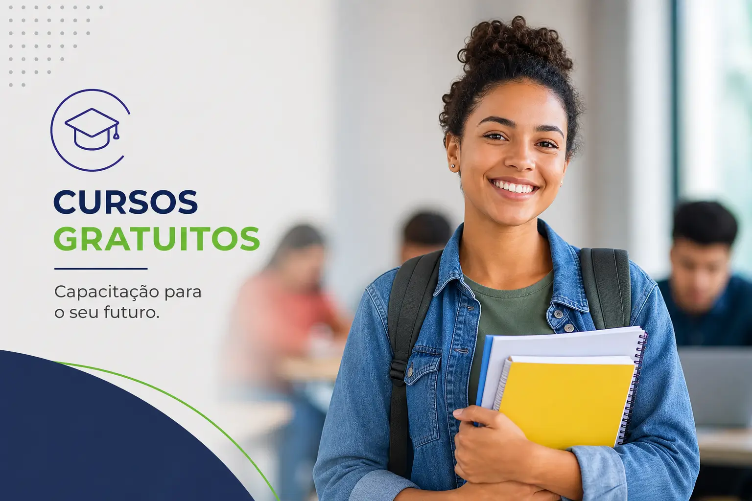Mulher sorrindo com cadernos, cursos gratuitos capacitação