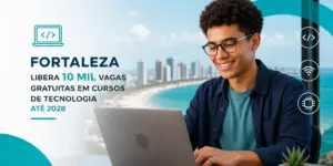 Jovem sorrindo no laptop com texto sobre cursos gratuitos em Fortaleza