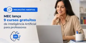 Mulher sorrindo em escritório com notebook, cursos gratuitos de IA MEC
