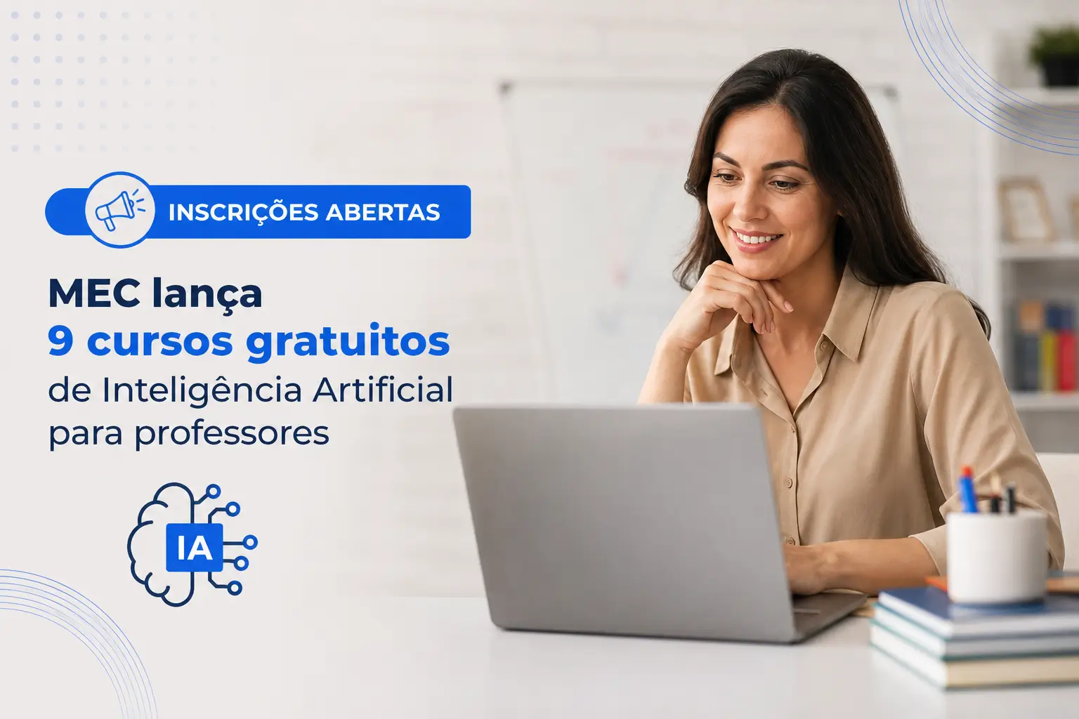Mulher sorrindo em escritório com notebook, cursos gratuitos de IA MEC