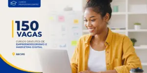 Mulher sorrindo no laptop, cursos gratuitos de empreendedorismo