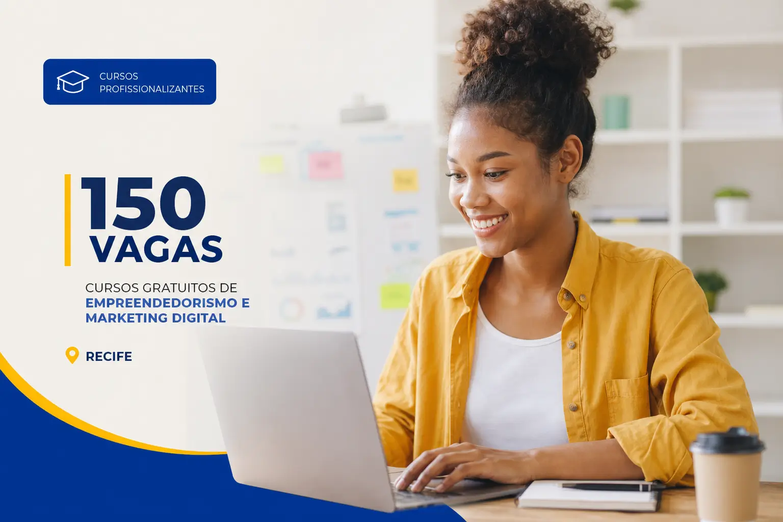 Mulher sorrindo no laptop, cursos gratuitos de empreendedorismo