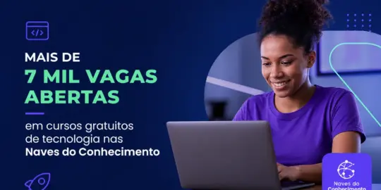 Mulher sorrindo em laptop com cursos gratuitos 2026