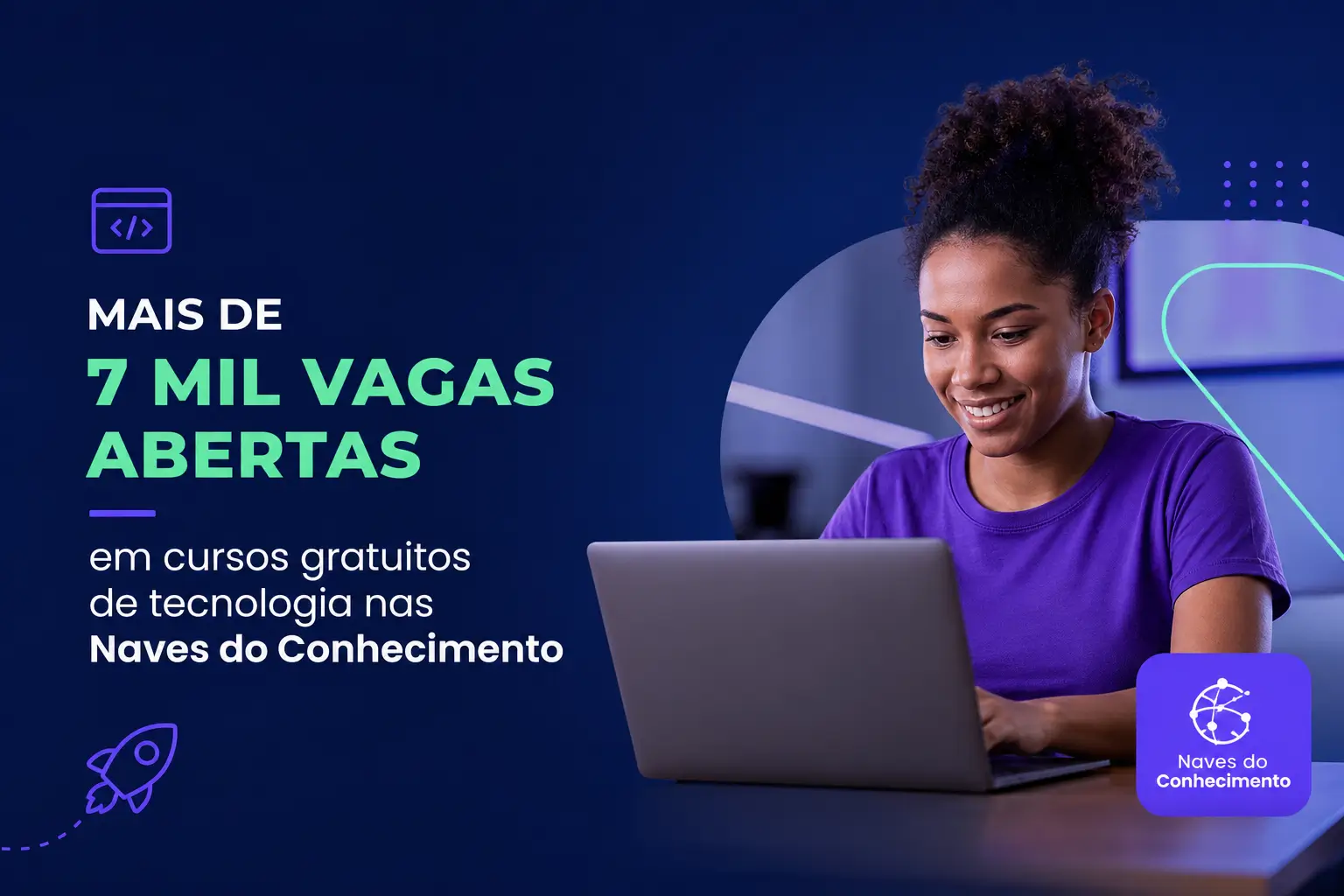 Mulher sorrindo em laptop com cursos gratuitos 2026