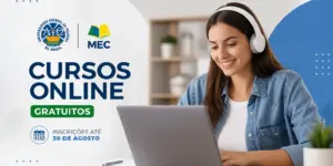 Mulher sorridente em curso online gratuito com logos de universidade e MEC 2026