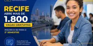 Mulher sorrindo em laptop com fundo de Recife e texto de cursos