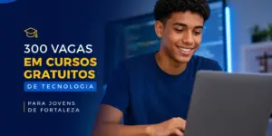 Jovem sorrindo trabalhando em laptop para cursar tecnologia
