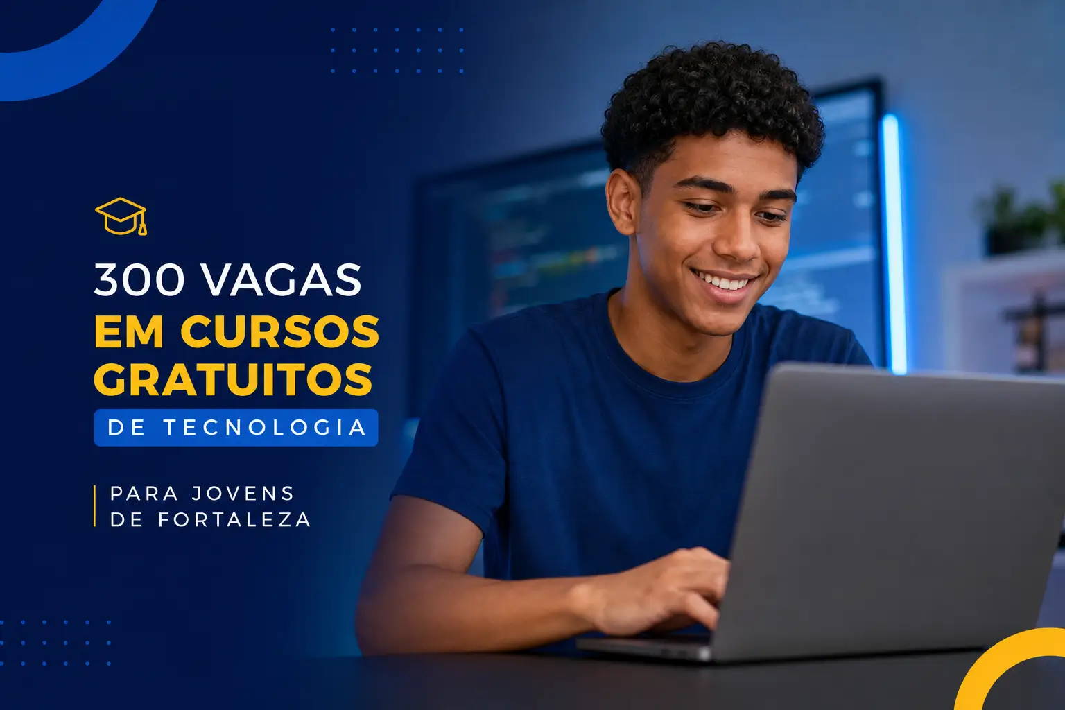 Jovem sorrindo trabalhando em laptop para cursar tecnologia