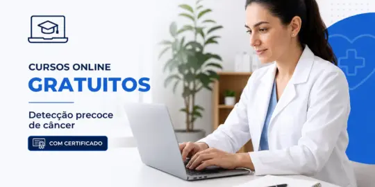 Mulher em jaleco escreve sobre cursos online de detecção de câncer