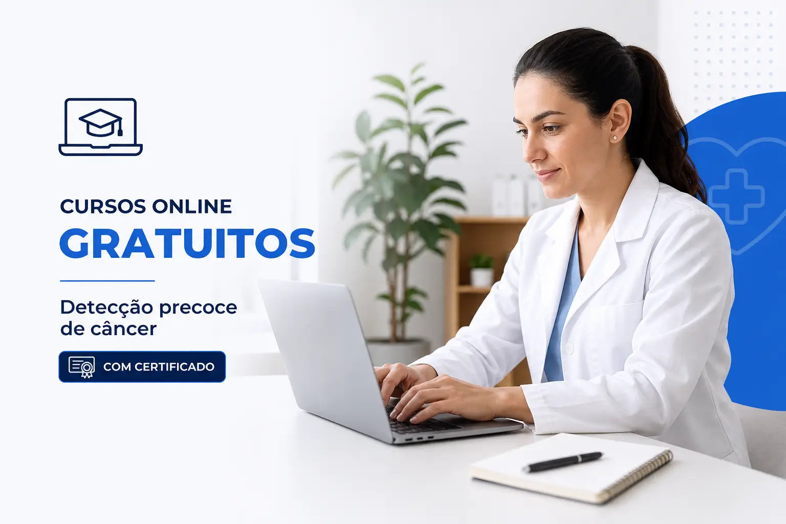 Mulher em jaleco escreve sobre cursos online de detecção de câncer