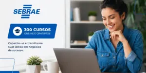 Jovem mulher sorrindo usando laptop, cursos online gratuitos SEBRAE