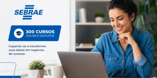 Jovem mulher sorrindo usando laptop, cursos online gratuitos SEBRAE