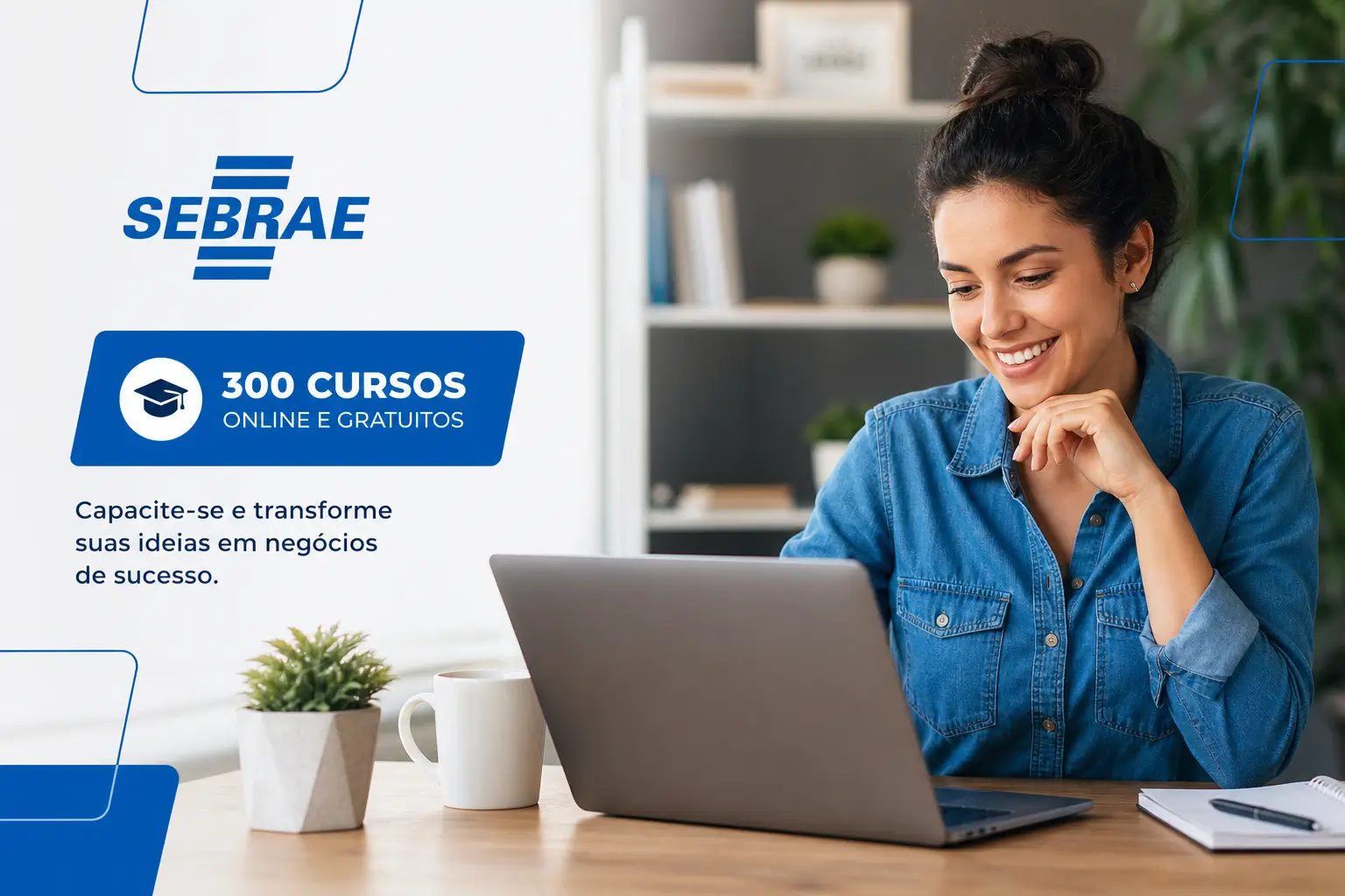 Jovem mulher sorrindo usando laptop, cursos online gratuitos SEBRAE