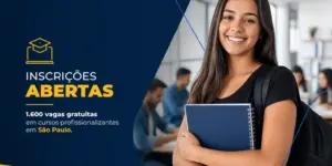 Mulher sorrindo com caderno para cursos gratuitos em SP
