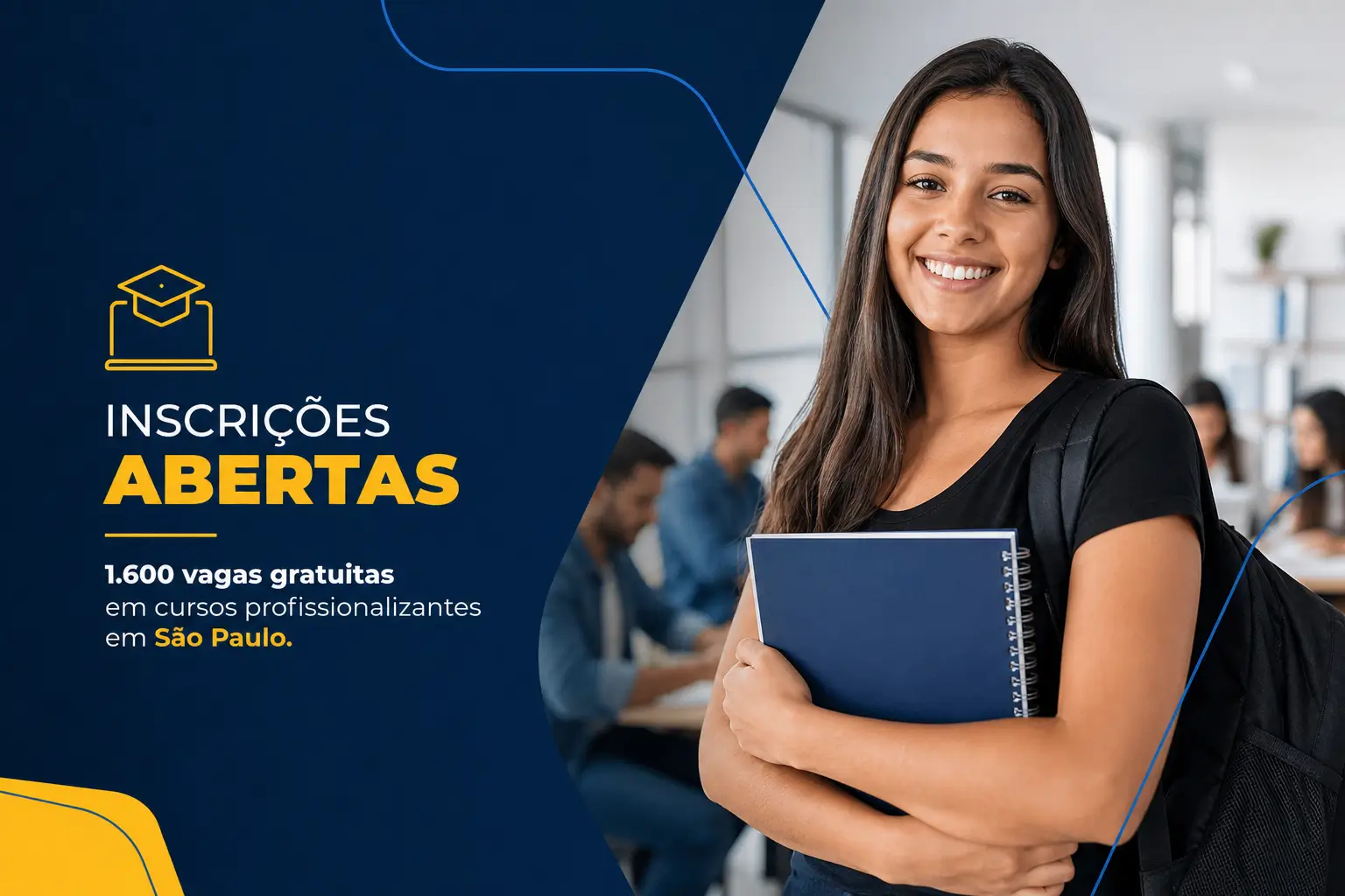 Mulher sorrindo com caderno para cursos gratuitos em SP