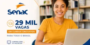 Jovem mulher brasileira estudando com laptop no curso gratuito Senac