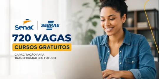 Mulher sorridente no laptop com texto sobre cursos grátis