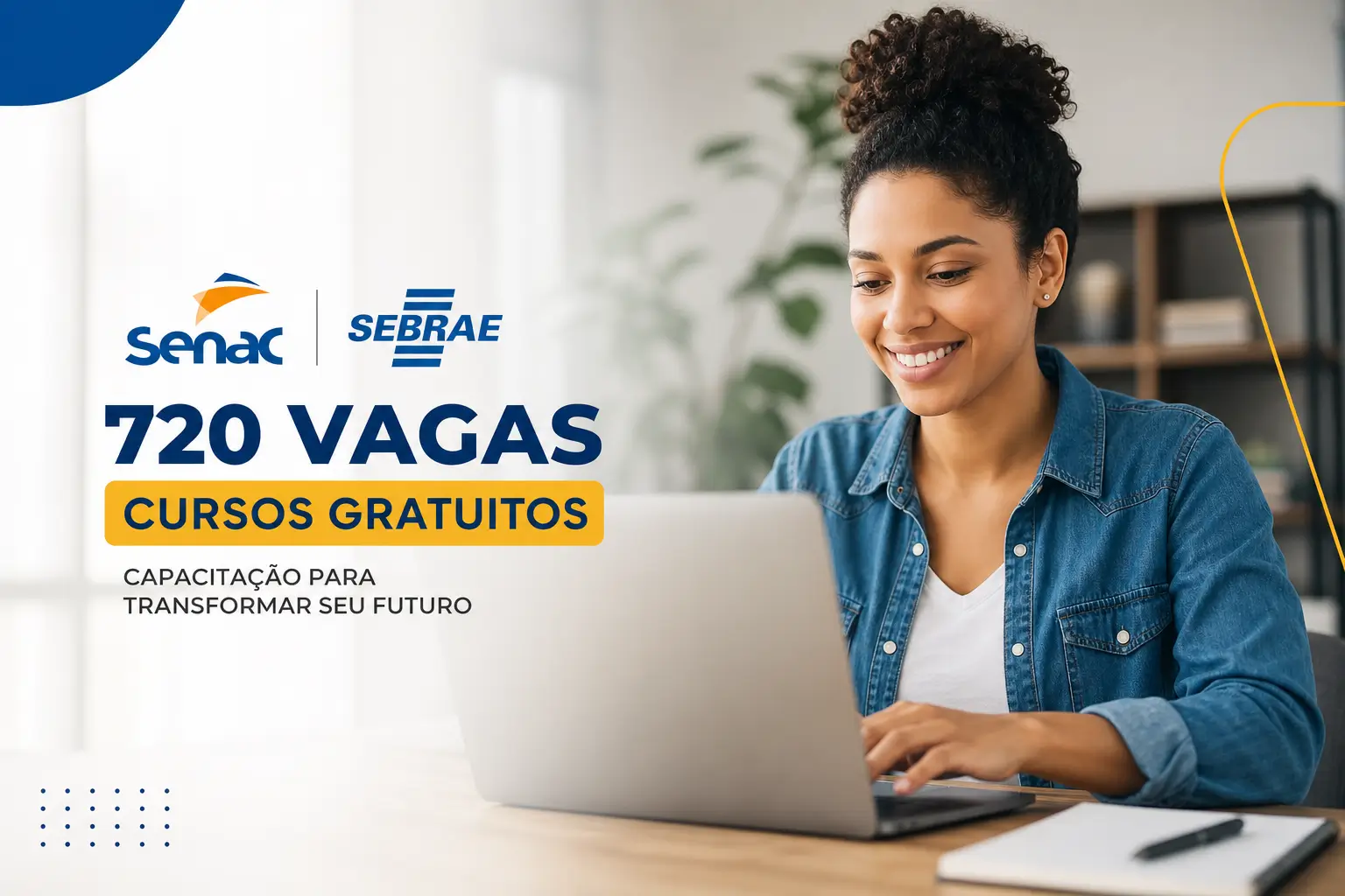 Mulher sorridente no laptop com texto sobre cursos grátis