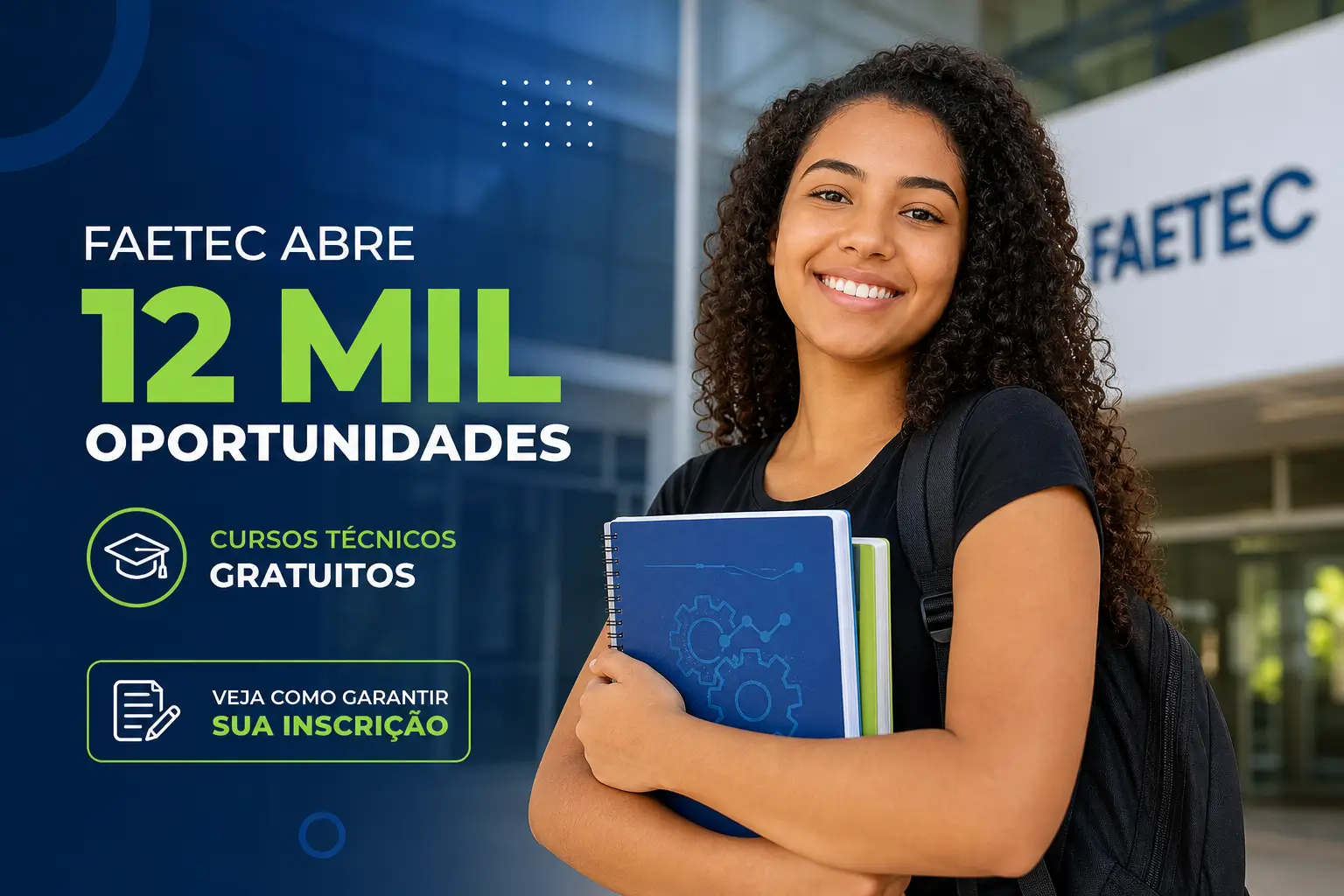Mulher sorridente com cadernos em frente ao prédio FAETEC