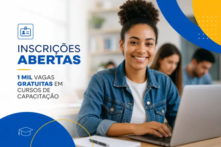 Mulher sorridente em um curso de capacitação com inscrições abertas