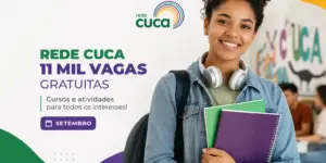 Mulher jovem com cadernos e mural colorido sobre educação financeira