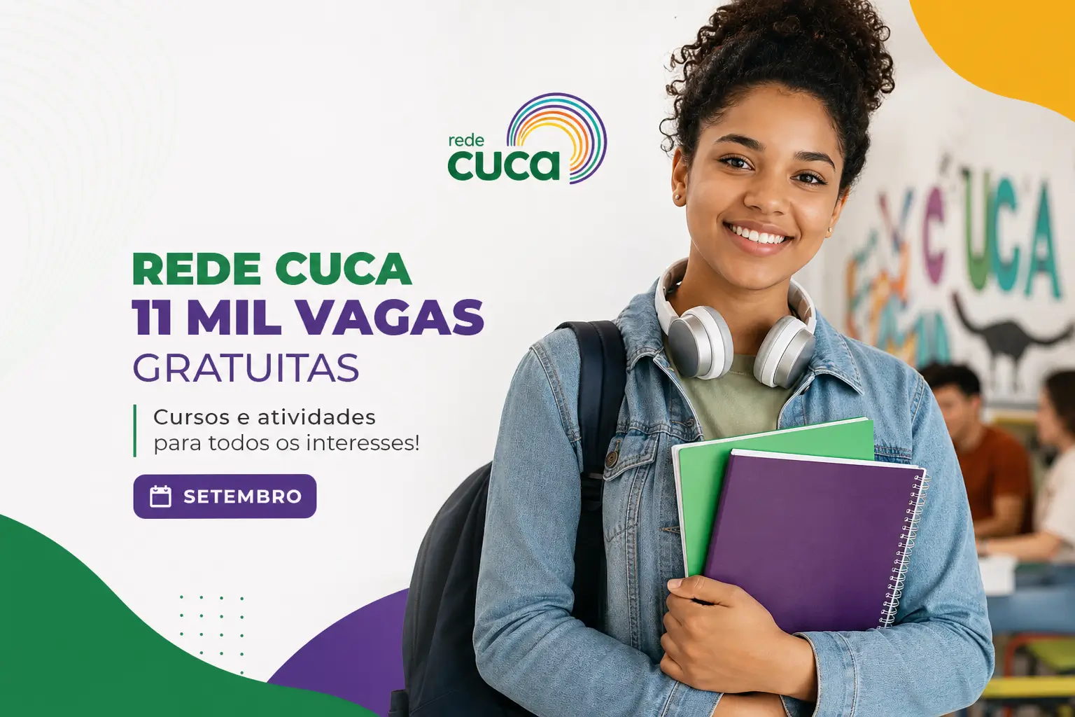 Mulher jovem com cadernos e mural colorido sobre educação financeira