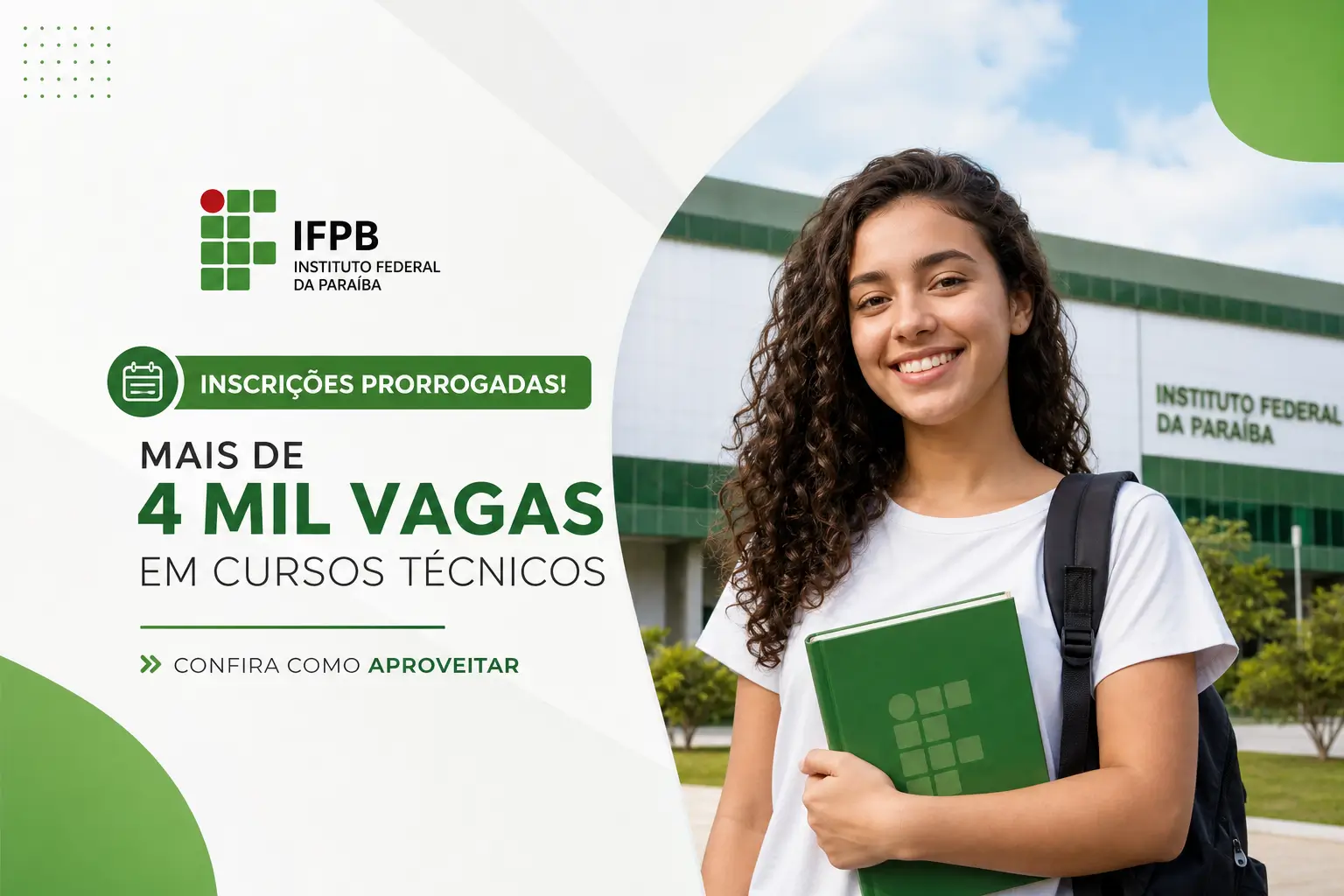 Mulher sorrindo com pasta verde em frente ao Instituto Federal